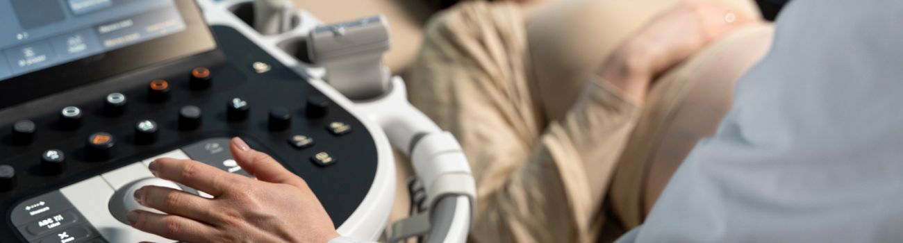 Jak wygląda wizyta u ginekologa i kiedy iść do niego z córką?