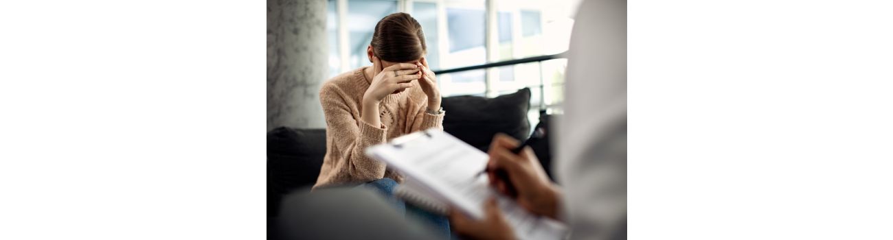 Psychiatra czy psycholog? Dwie ścieżki pomocy, jeden cel – jak mądrze wybrać pierwszą konsultację