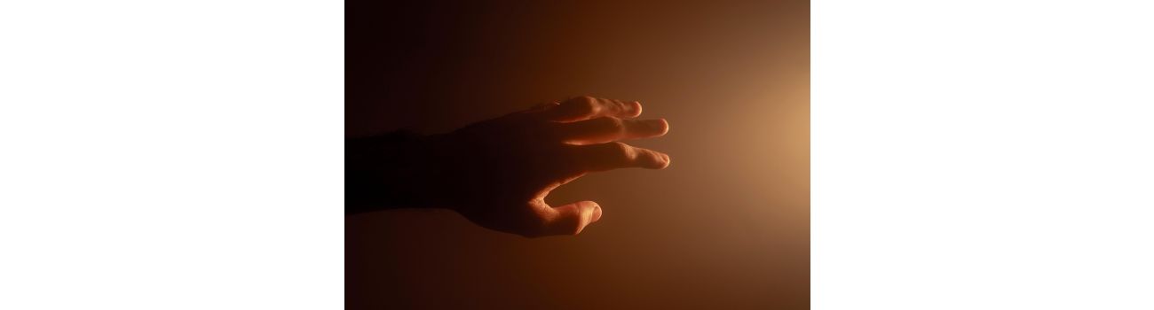 Wybicie, zwichnięcie czy złamanie palca u dłoni? Różnice są ważne w pierwszych minutach po urazie