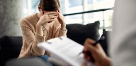 Psychiatra czy psycholog? Dwie ścieżki pomocy, jeden cel – jak mądrze wybrać pierwszą konsultację