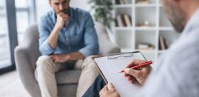 Zwolnienie lekarskie od psychiatry. Oto, jak je uzyskać i na co zwrócić uwagę