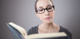 Czas na okulary? Oto znaki, że czas rozważyć zakup szkieł