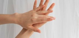 Sucha skóra – co robić? Kiedy trzeba udać się do dermatologa?
